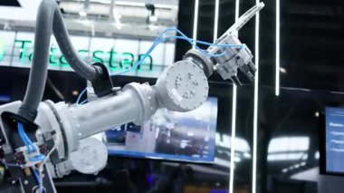 Modern robotik kol, teknoloji fuarı ortamında esnekliğini ve hassasiyetini gösteriyor. Medya