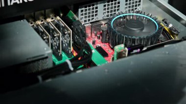 Bir iş istasyonunun iç bileşenlerini kapatın, dönen bir vantilatörle soğutma sistemini vurgulayın. Medya