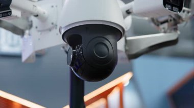Profesyonel güvenlik kameraları hareket ediyor ve odaklanıyor. Medya
