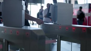 Katılımcılar ve ziyaretçiler bir iş konferansında elektronik erişim kontrol sistemini kullanıyorlar. Medya