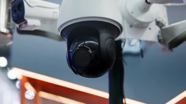 Güvenlik kamerası insansız hava aracına bağlı, gözetleme ve izleme sağlıyor. Medya