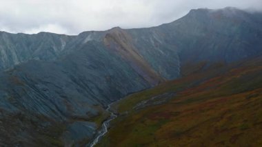 Göz kamaştırıcı dağ vadisi manzarası canlı sonbahar renkleri ve içinden akan bir nehir. Medya