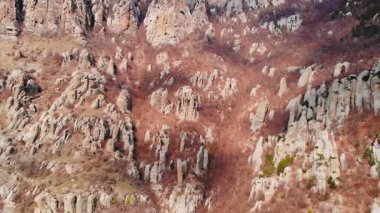 İnsansız hava aracı, eşsiz taş sütunları ve çıplak sonbahar ormanlarıyla bir dağ yamacının üzerinde uçuyor. Medya