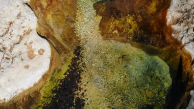 Küçük bir şelaleden gelen kristal su kayalar arasında doğal yeşil bir havuz oluşturur. Medya