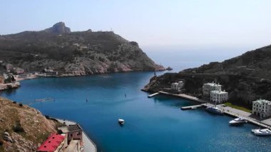 Resimli Balaklava Koyu 'nun göz kamaştırıcı hava perspektifi, tekneler ve Karadeniz. Medya