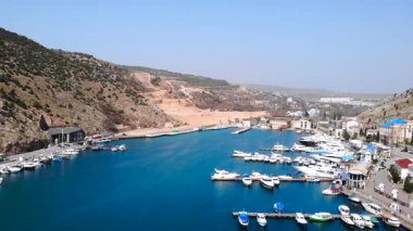 Balaklava körfezi manzaralı, sayısız yat ve teknesi olan manzaralı bir liman. Medya