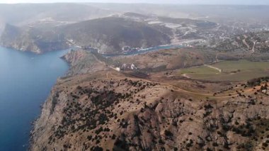 Büyüleyici kayalık kıyı şeridinin ve Balaklava Koyu 'nun girişinin sinematik hava perspektifi. Medya