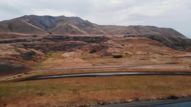 Güney Amerika 'daki engebeli, kurak dağların ve patagonya düzlüklerinin havadan görünüşü. Medya