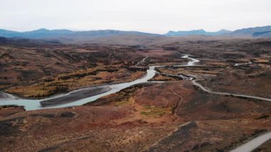 Patagonya And Dağları 'ndaki uzak bir vadiden akan buzul nehrinin üzerinde uçan insansız hava aracı. Medya