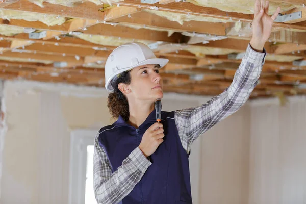 Femme Dans Constructeur Hardhat Regardant Plafond — Photo