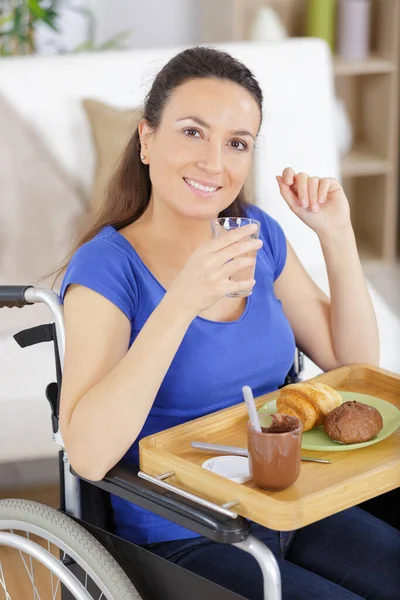 Инвалидная Женщина Инвалидной Коляске Завтракает — стоковое фото