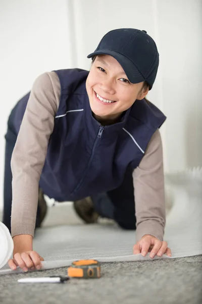 Žena Instalující Izolační Vrstvu Podlahu — Stock fotografie