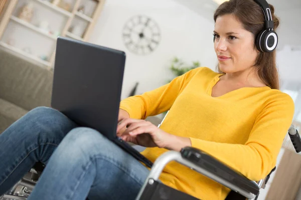 Donna Sedia Rotelle Utilizzando Laptop Cuffie Weaing — Foto Stock