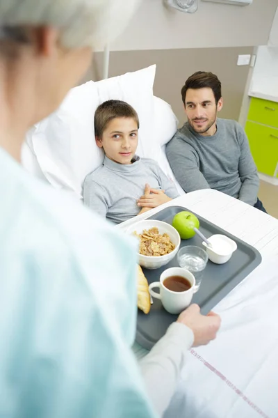 Baba Hastanede Oğluna Bakıyor — Stok fotoğraf