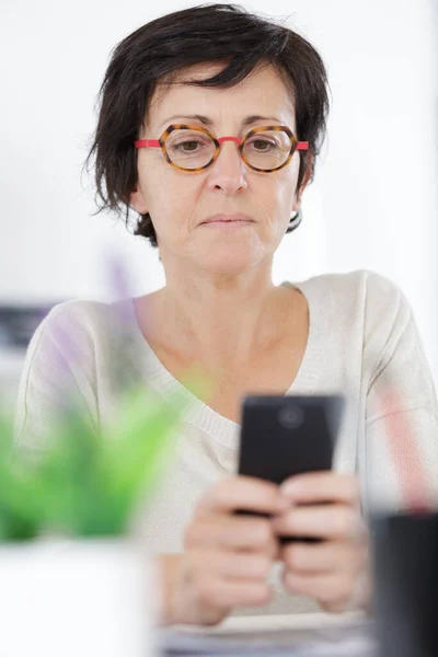 Porträtt Medelålders Företagare Affärskvinna Med Hjälp Mobiltelefon — Stockfoto