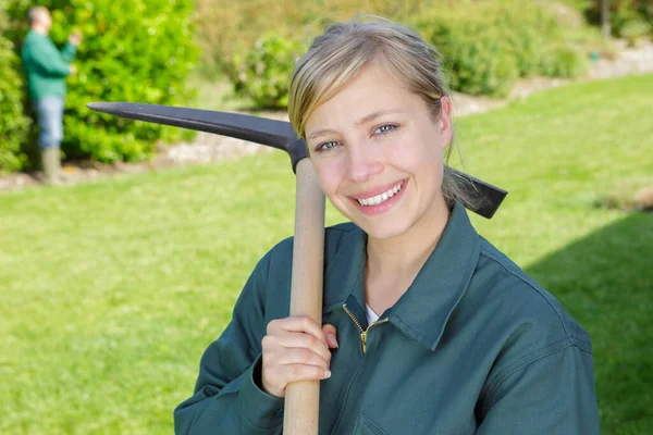 Lachende Vrouw Die Werkt Tuin — Stockfoto
