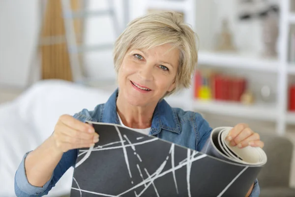 Senior Vrouw Verhuist Naar Een Nieuw Appartement — Stockfoto