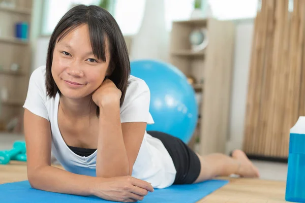 Kvinna Som Sträcker Sig Före Yogautövandet — Stockfoto