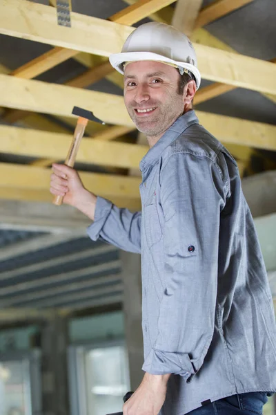 Man Hamers Een Nagel Met Een Hamer — Stockfoto