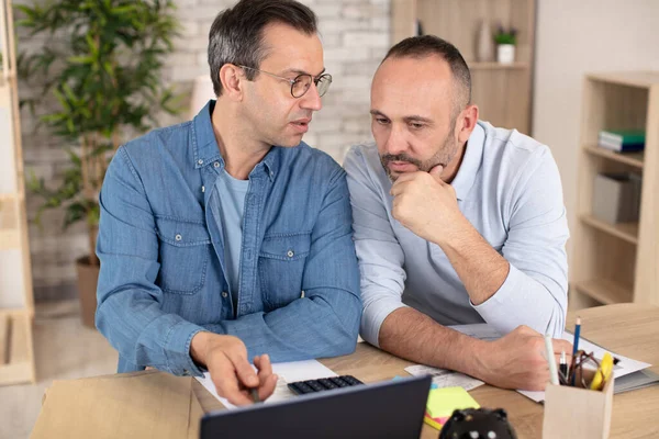 Two Men Talking Finances — Stock Photo, Image