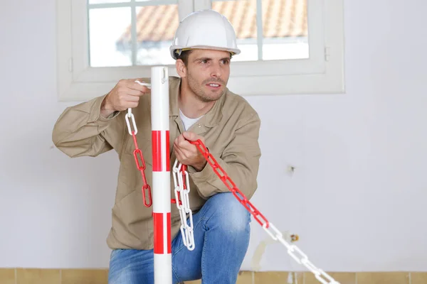 Builder Fitting Some Chains — Stock Photo, Image
