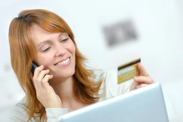 Damen Telefon Med Kreditkort — Stockfoto
