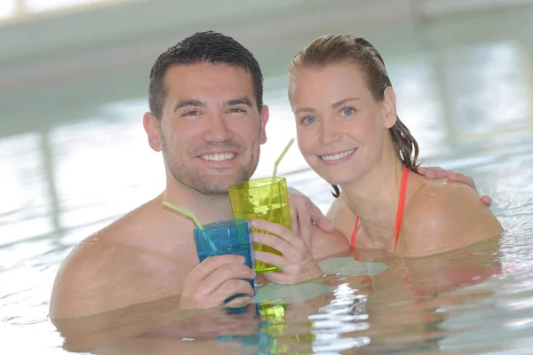 Paar Drinken Een Cocktail Bij Het Zwembad — Stockfoto