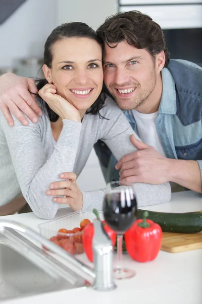 Niedliches Paar Umarmt Sich Hause Der Küche — Stockfoto