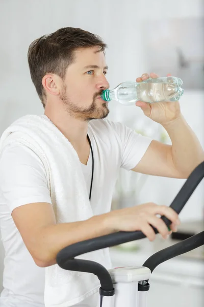Mann Trinkt Wasser Turnhalle — Stockfoto