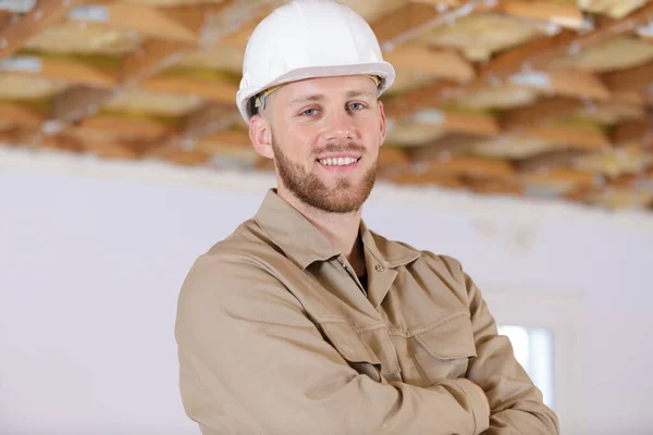 Glücklicher Junger Mann Bauarbeiter Steht Drinnen — Stockfoto
