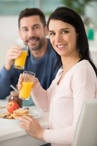 식탁에 여자와 남자의 — 스톡 사진