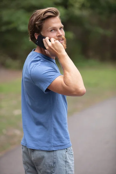 Man Praat Aan Telefoon Het Bos — Stockfoto