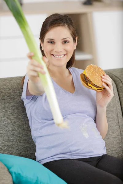 Gelukkig Zwanger Geeft Voorkeur Lekken Hamburgers — Stockfoto