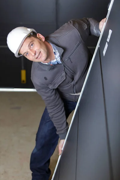 Bauarbeiter Trägt Arbeiter Bei Renovierung Von Wohnung — Stockfoto