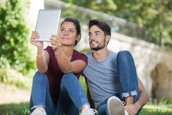 Tineri Cuplu Așteptare Serie Tabletă Parc — Fotografie, imagine de stoc