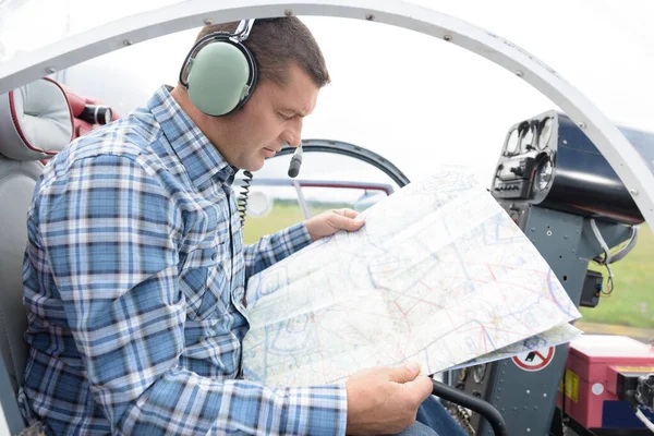 Śmigłowiec Pilot Przygotować Się Lotu — Zdjęcie stockowe