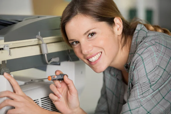 Mulher Feliz Está Consertando Uma Impressora — Fotografia de Stock