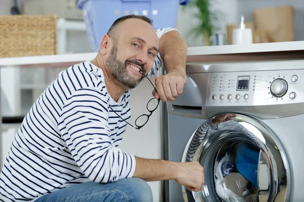 Adam Çamaşır Makinesine Çamaşır Yüklüyor — Stok fotoğraf