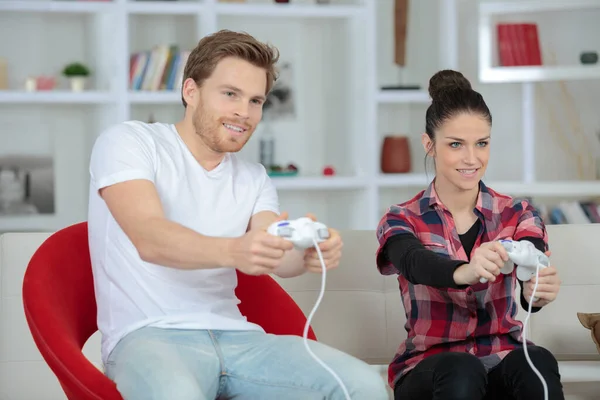 幸せなカップルのビデオ ゲームをプレイ — ストック写真