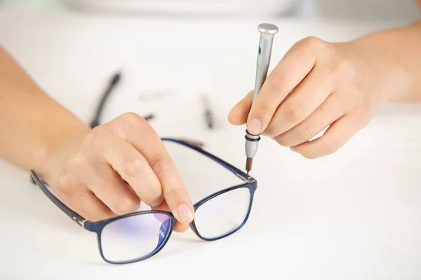 Opticien Bril Met Gereedschap Optische Winkel Herstellen — Stockfoto