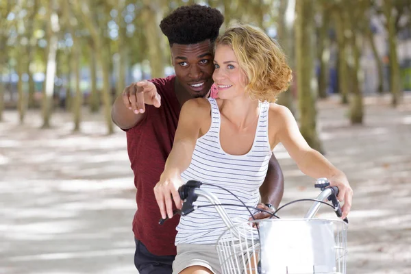 Lyckliga Unga Paret Går För Cykeltur — Stockfoto