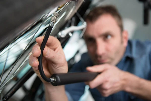 Mecânico Reparação Uma Bicicleta Oficina — Fotografia de Stock