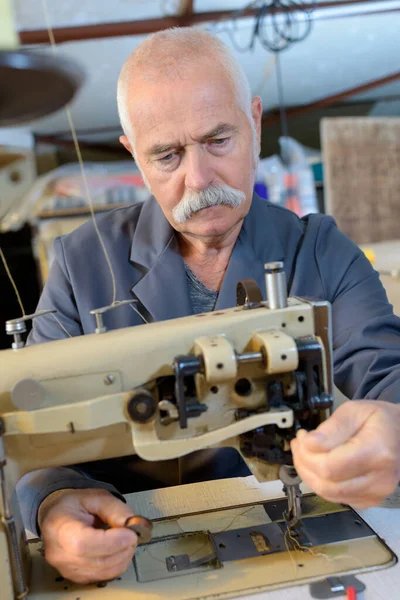 Homem Usando Chave Fenda Mudar Tipo Máquina Costura — Fotografia de Stock