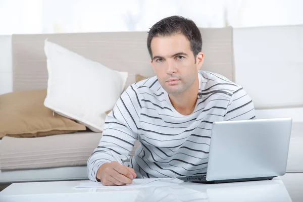 Homem Sala Estar Com Laptop — Fotografia de Stock