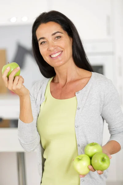Una Mujer Con Manzanas Verdes —  Fotos de Stock