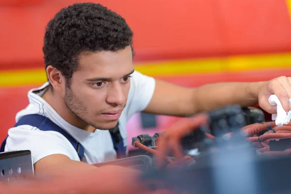 Młody Człowiek Próbuje Naprawić Silnik Samochodowy — Zdjęcie stockowe
