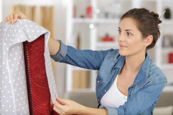 Mujer Considerando Material Para Retapizar Una Silla —  Fotos de Stock