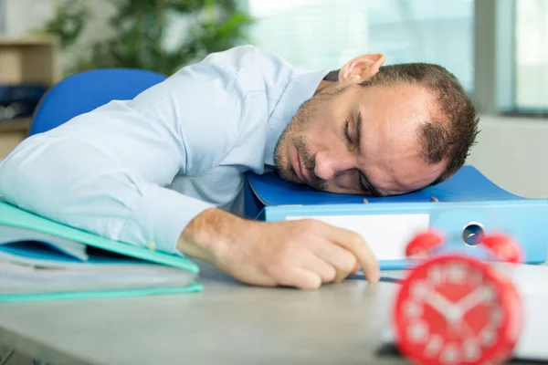 Cansado Hombre Negocios Durmiendo Carpetas —  Fotos de Stock