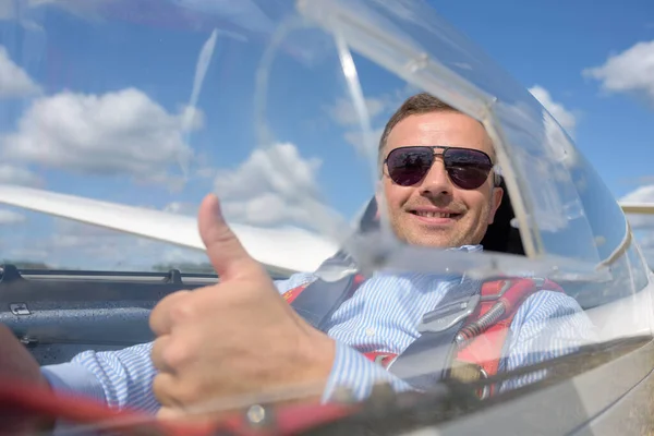 Piloot Geeft Duimen Glimlacht — Stockfoto