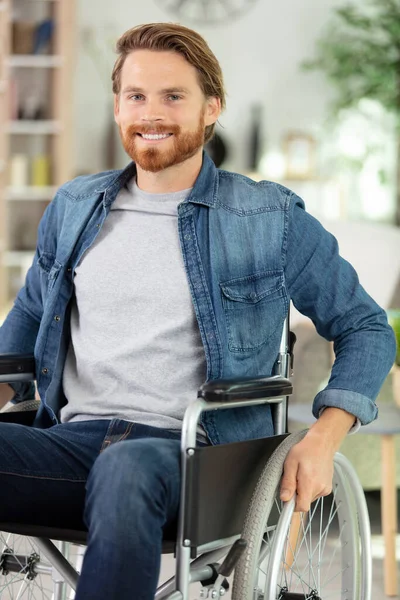 Optymistyczne Niepełnosprawnych Człowiek Siedzi Wózku Inwalidzkim — Zdjęcie stockowe